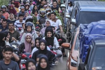 Kemacetan di jalan alternatif Padang-Tebo