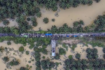 Kemacetan di jalan alternatif Padang-Tebo