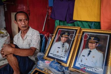 Penjualan foto bingkai Gubernur-Wagub Sulut di Pasar 45