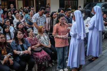 Umat Katolik mengikuti Misa Rabu Abu di Gereja Katedral Manado