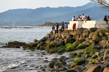 Menunggu waktu berbuka puasa di pantai Ampenan Mataram