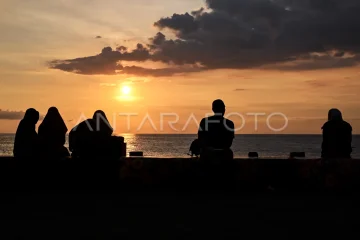 Menunggu waktu berbuka puasa di pantai Ampenan Mataram