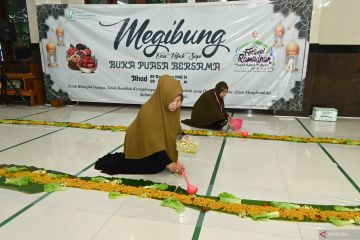 Tradisi megibung saat berbuka puasa di Pulau Bali