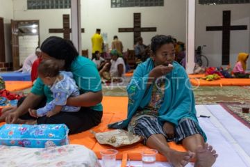 Pengungsi korban banjir berbuka puasa di GKJ