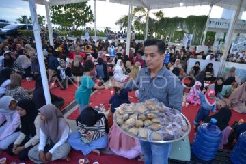 Takjil gratis di Masjid Al Hakim Padang