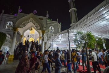 Takjil gratis di Masjid Al Hakim Padang
