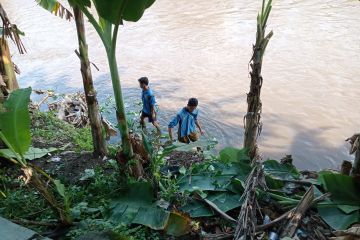 Cuaca mulai panas, sampah saluran-sungai Kota Mataram mulai berkurang