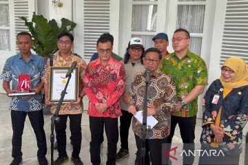 Pramono terima penghargaan Rekor Muri sterilisasi kucing terbanyak