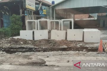 Pemkab perbaiki drainase di sepanjang akses gerbang Tol Karawang Timur