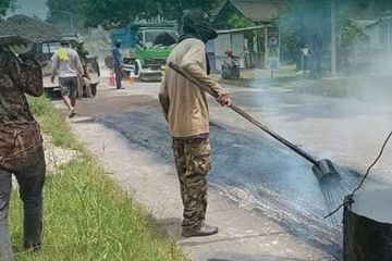 Pemkab Madiun lakukan perbaikan jalan alternatif pemudik Lebaran 2025