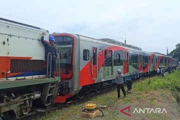 PT INKA uji coba KRL Jabodetabek di perlintasan Solo Jateng