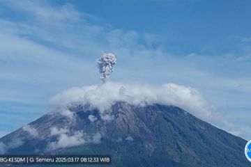 Gunung Semeru erupsi enam kali Senin pagi, tinggi letusan hingga 1 km