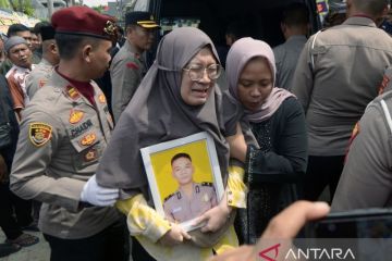 Jenazah anggota Polri korban penembakan tiba di rumah duka
