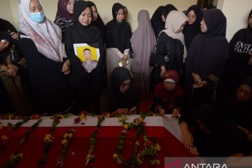 Jenazah anggota Polri korban penembakan tiba di rumah duka