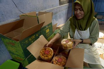 Pembuatan kue kering jelang Lebaran