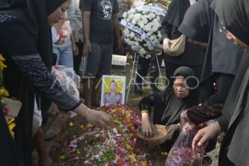 Pemakaman jenazah anggota Polri korban penembakan di Way Kanan, Lampung