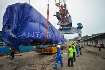 Kedatangan 12 unit kereta di Padang