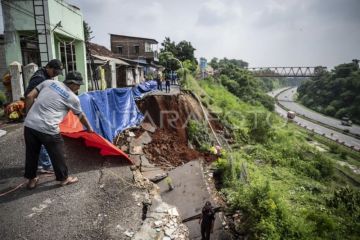 Tanah longsor dekat Tol Tanjungmas-Srondol
