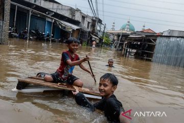 Pakar kesehatan sarankan anak-anak tak mandi air hujan