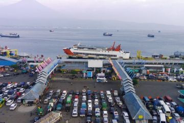 Pelabuhan Gilimanuk mulai dipadati kendaraan pemudik