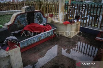 Warga korban banjir di Manado mengungsi di pekuburan