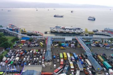 Arus mudik menuju ke dan di Pelabuhan Gilimanuk padat