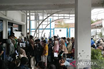 Warga Bekasi antre di Kantor Samsat urus pemutihan pajak kendaraan