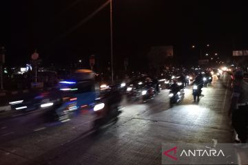 Jalur Pantura Cirebon masih dipadati pemudik pada malam H-2 Lebaran