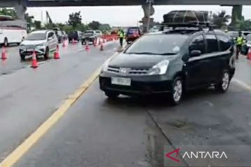 Petugas terapkan contraflow di jalan Tol Jakarta-Cikampek dan Cipali