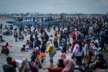 Libur Lebaran di Pantai Tanjung Pasir
