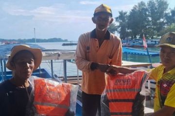 Nelayan Kepulauan Seribu terima bantuan jaket pelampung dari BPBD