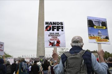 Ratusan ribu warga AS turun ke jalan tolak kebijakan Trump dan Musk