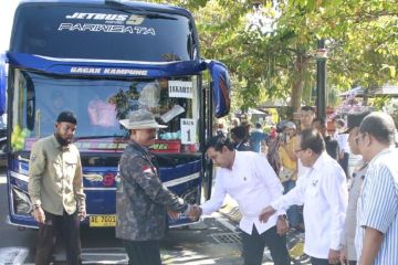 Wali Kota Madiun lepas lima bus program balik gratis Lebaran 2025