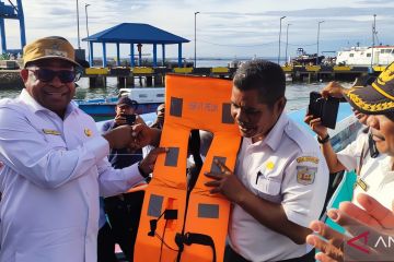 Pemkot Sorong fasilitasi perahu motor untuk guru mengajar di pedalaman