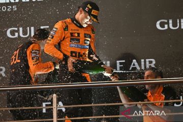 Piastri persembahkan kemenangan GP Bahrain untuk McLaren
