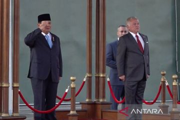 Prabowo tiba di Yordania dikawal dua pesawat tempur dan disambut Raja