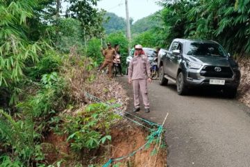 Komisi III DPRD Balangan sidak jalan longsor di Halong