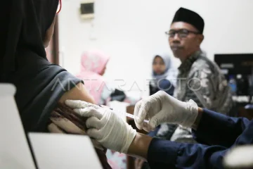 Vaksinasi jamaah calon haji di Mataram