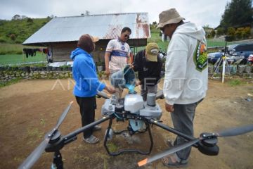Uji coba drone pertanian di Solok