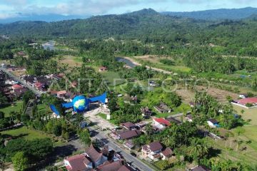 Wisata Tugu Khatulistiwa di Pasaman