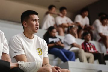 Pebasket Satria Muda Juan Laurent berbagi tips ke peserta DBL Camp