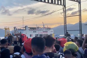 Arus balik Semana Santa 2025 di Pelabuhan Ferry Waibalun Larantuka