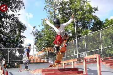 Skater perempuan Bali sambut Hari Kartini dengan berkebaya