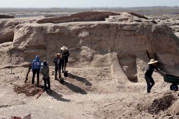 Melihat kuil Buddha abad ketiga di sepanjang Jalur Sutra kuno