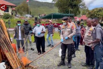 Polres Puncak Jaya musnahkan alat perang dari pendukung paslon cabup