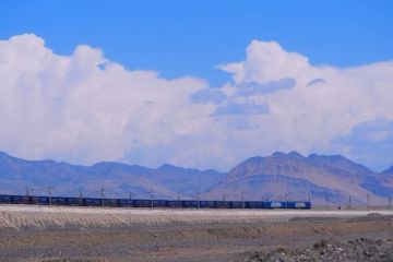 Kereta barang udara-rel pertama China menuju Eropa tiba di Urumqi