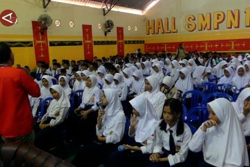 Pemkot Ambon gelar sosialisasi literasi digital bagi siswa SMP