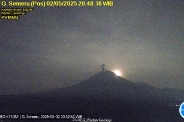 Gunung Semeru erupsi disertai letusan pada Jumat malam ini