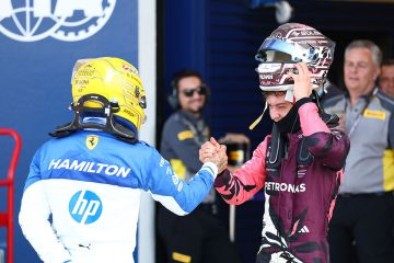 Hamilton dihukum penalti tiga grid setelah halangi Verstappen