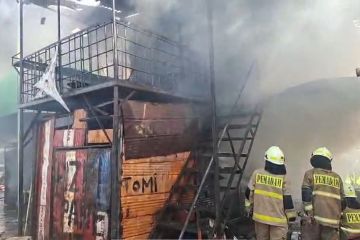 Gulkarmat padamkan kantor dan bengkel trailer di Jakut yang terbakar